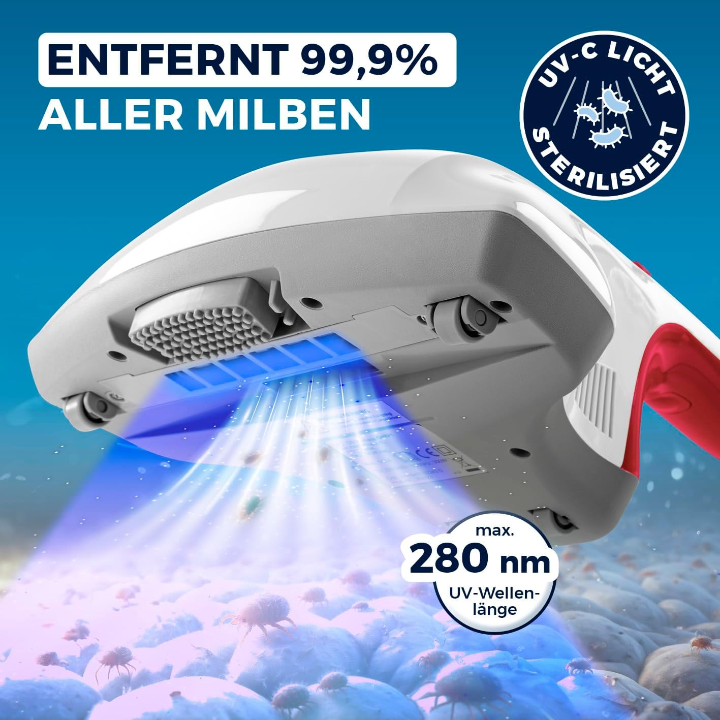 Nahaufnahme eines tragbaren UV-C-Licht-Sterilisators, der blaues Licht ausstrahlt, mit dem Text, dass er 99,9 % der Milben entfernt und eine UV-Wellenlänge von 280 nm verwendet. Unter dem Gerät sind Hausstaubmilben sichtbar.